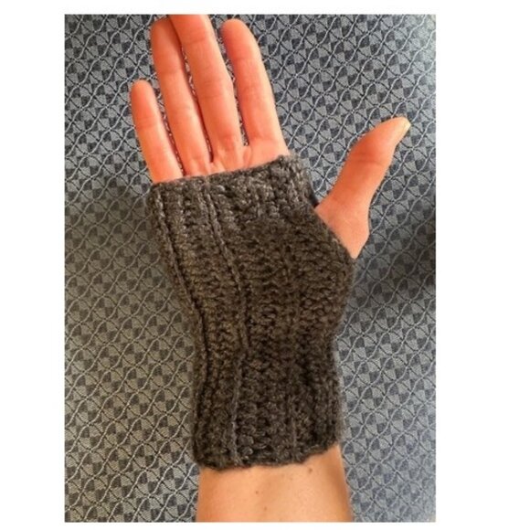 Crochet fingerless gloves or wrist warmers, Black - Picture 5 of 7
